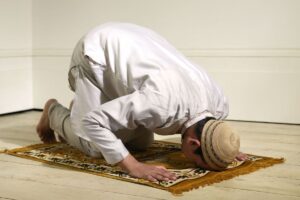 Dalam Al-Qur’an, kewajiban salat bagi umat Islam dijelaskan melalui banyak ayat